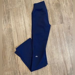dark navy blue alo yoga flare leggings